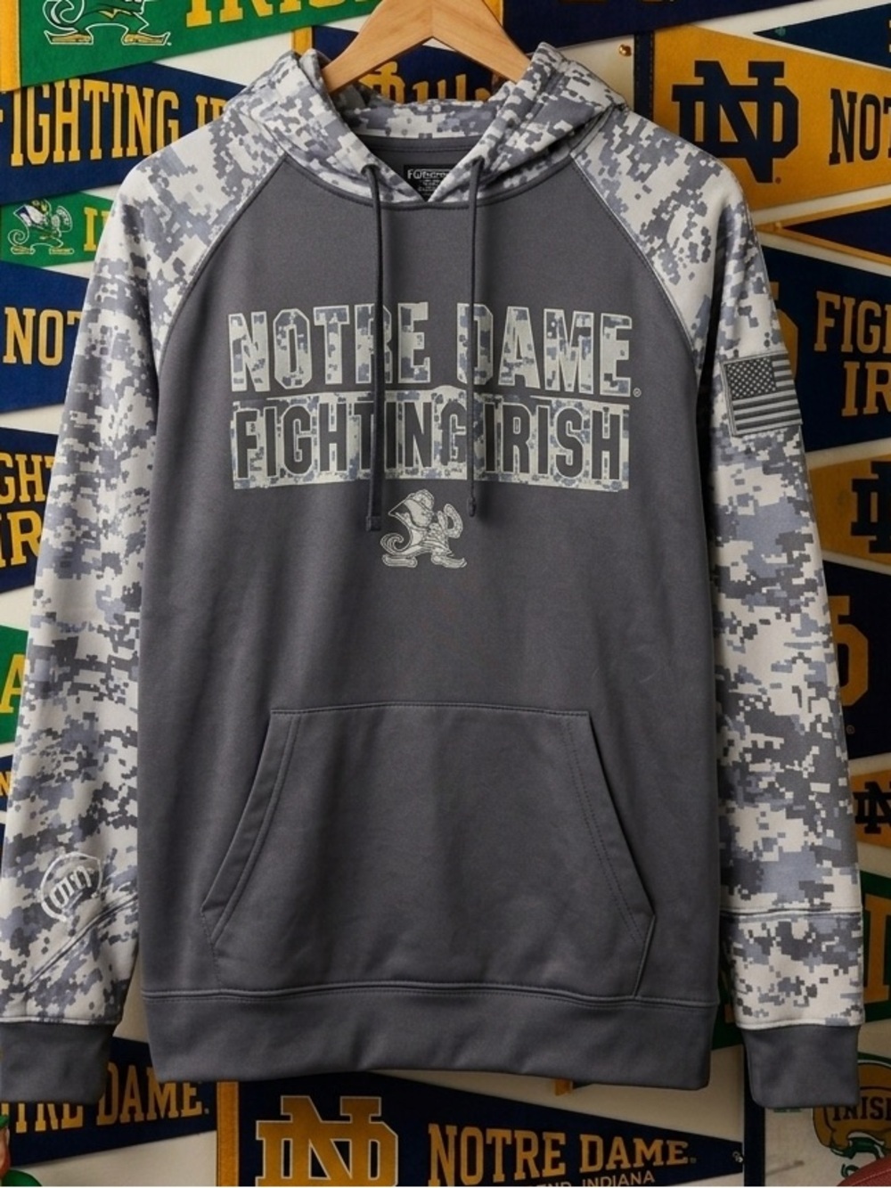 Colosseum Men's University of Notre Dame camo OHT Hoodie mens size large